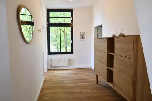 a room with a dresser and a window at Ferienwohnung mit malerischem Ausblick in Billerbeck