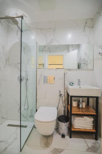 Bilik mandi di Hotel Piccolino