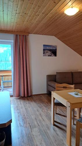 ein Wohnzimmer mit einem Sofa und einem Tisch in der Unterkunft Haus Guggenberger in Liesing