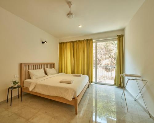 Postel nebo postele na pokoji v ubytování Fig House Anjuna-Chapora Road , Siolim 1BHK Suite