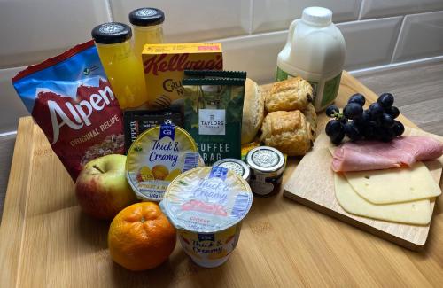 een snijplank met diverse voedingsingrediënten erop bij Petherton Cottage Studios in Ringwood