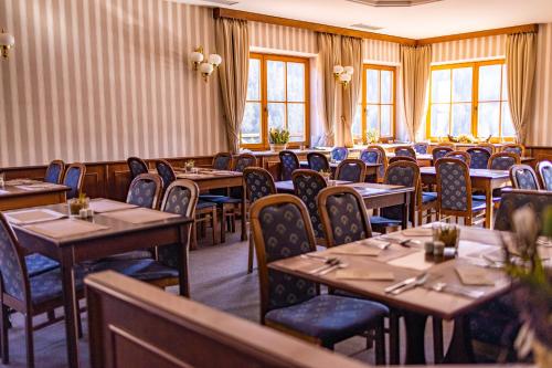 Un restaurante u otro lugar para comer en Hotel Zátiší
