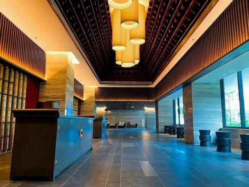 a lobby with a waiting area with tables and chairs at APEC Mandala Cham Bay Mũi Né in Ấp Thiẹn Ái