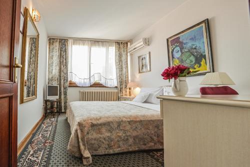 Hotel Radmilovac tesisinde bir odada yatak veya yataklar