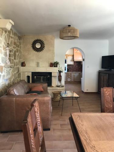 un salon avec un canapé et une cheminée dans l'établissement Le Clos, à Courthézon