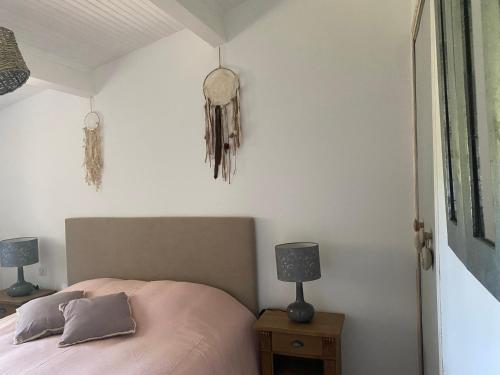 - une chambre avec un lit et deux lampes sur les tables dans l'établissement Le Clos, à Courthézon