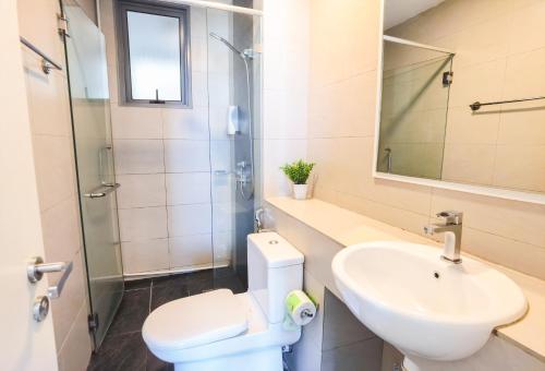 uma casa de banho com um lavatório, um WC e um chuveiro em Mountain City View @ THE LOFT IMAGO, 2bedroom 5pax em Kota Kinabalu
