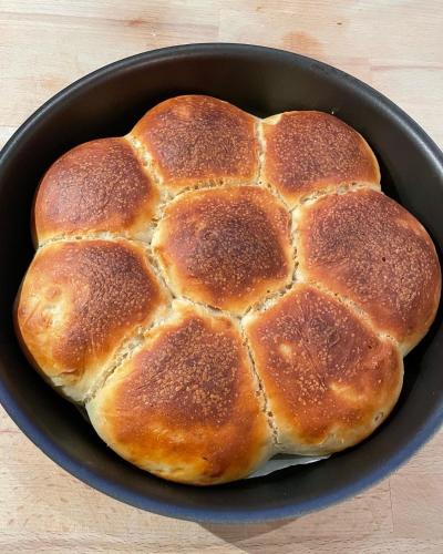 een brood in een pan op een tafel bij Maison Magnolia in Onesse-et-Laharie
