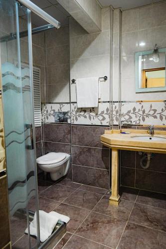 Un baño de Reyyan Hotel