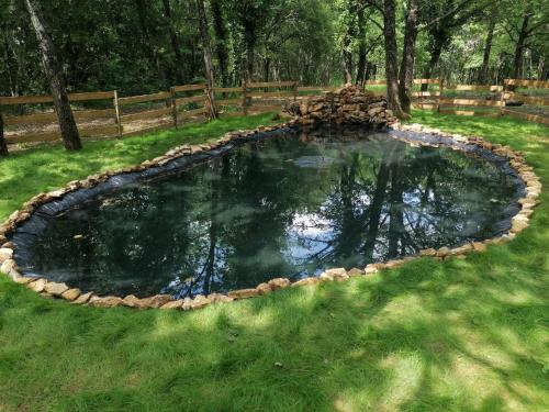 una piscina de agua en medio de un patio en 7-gîte-7 personnes au cœur de la nature /piscine, en Saint-Aubin-de-Nabirat
