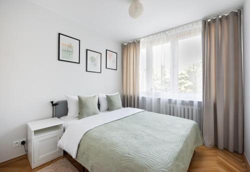 Ένα ή περισσότερα κρεβάτια σε δωμάτιο στο Nowogrodzka Grey Apartment