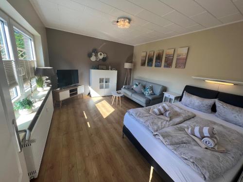 1 dormitorio con 1 cama y sala de estar en Hooge Hörn Bantje Wohnung 3, en Borkum