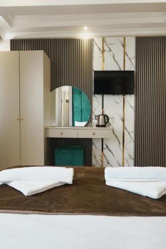 Una cama o camas en una habitación de Reyyan Hotel