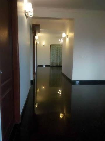 um corredor de um quarto com um hallwayngth em ZIONS APARTMENT em Devanhalli