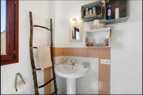 La salle de bains est pourvue d'un lavabo et d'un miroir. dans l'établissement Hacienda La Extremeña, à Güimar