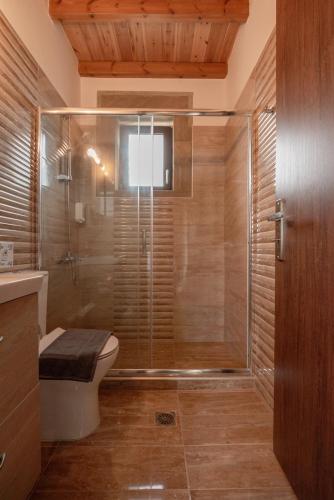 Ένα μπάνιο στο Lithina charm villa with private pool and sea view