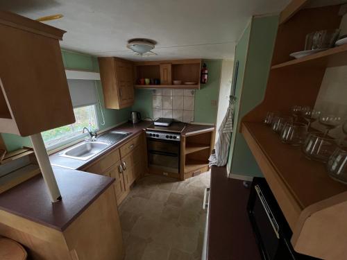 a small kitchen with a sink and a stove at Autocamp Free Star - Mobilheimy in Strachotín