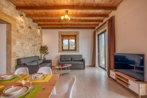Μια τηλεόραση ή/και κέντρο ψυχαγωγίας στο Lithina charm villa with private pool and sea view