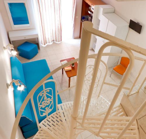 een woonkamer en eetkamer aan het plafond bij Aegean Sun Hotel in Skala Rachoniou