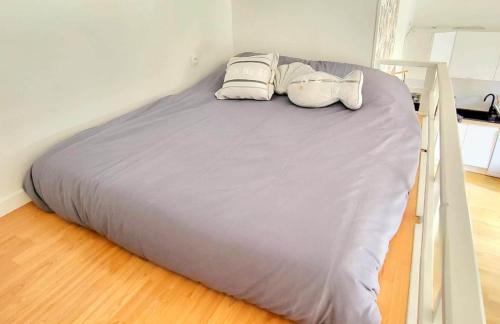 Łóżko lub łóżka w pokoju w obiekcie Le Cocon de Reims /Wifi/Commerce /Av de Paris