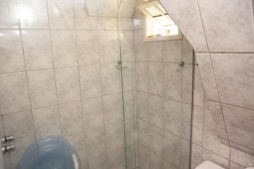 ห้องน้ำของ Incrível chalé no Hotel Fazenda China Park - ES