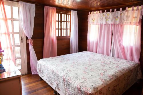 Katil atau katil-katil dalam bilik di Incrível chalé no Hotel Fazenda China Park - ES