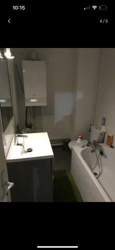 La salle de bains est pourvue d'un lavabo et de toilettes. dans l'établissement Appartement Spacieux à 10 min du centre, à Strasbourg