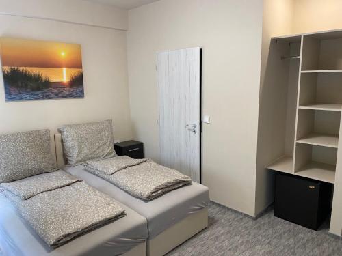 Dormitorio pequeño con cama y armario en Kinizsi Udvar Apartmanház, en Balatonboglár