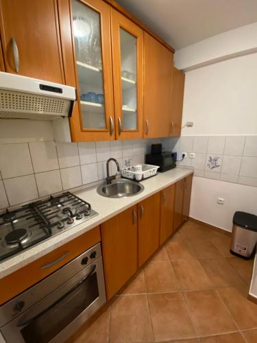 Η κουζίνα ή μικρή κουζίνα στο Ada Apartment