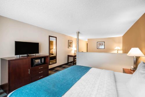 Llit o llits en una habitació de Oasis Inn Tacoma