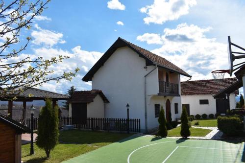 una casa con un campo da tennis di fronte ad esso di DREAM HOUSE Lis 