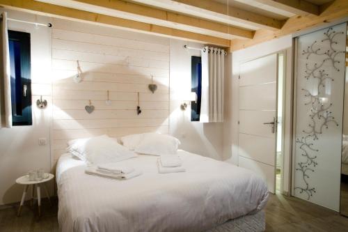 a bedroom with a large white bed with white sheets at Ome sweet home in Laubressel