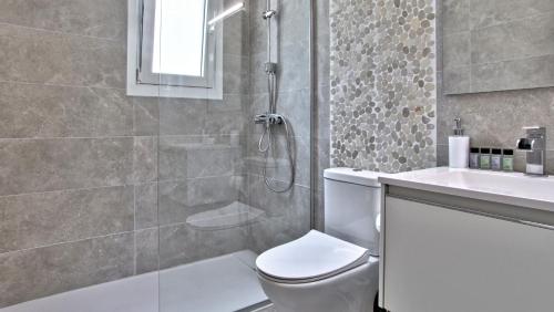 Bilik mandi di Sea View Maisonette Glyfada Beach