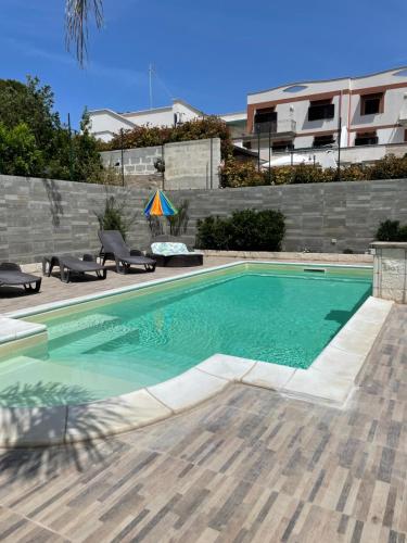 une piscine devant un immeuble dans l'établissement B&B Anirè, à Tarente