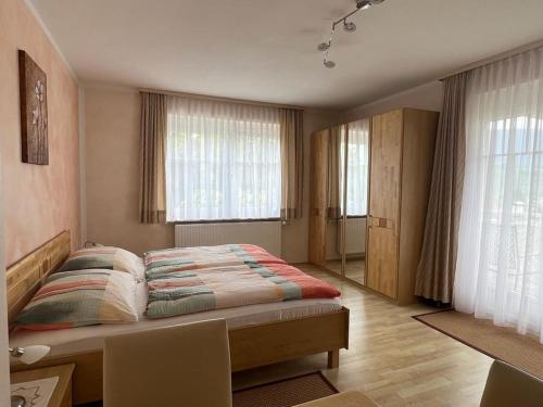 una camera da letto con un letto e una grande finestra di Feistritzer a Seeboden