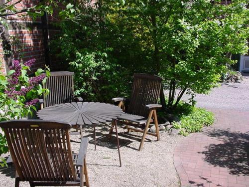 2 stoelen en een tafel met een parasol op een patio bij Ferienwohnungen Ehlers-Bastelstudio in Bad Bevensen