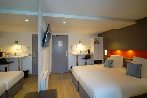 Una cama o camas en una habitación de Hôtel Best Western The Wish Versailles