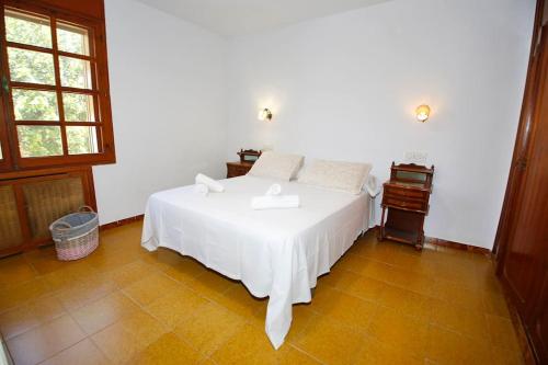 - une chambre avec un lit blanc dans l'établissement Great home with AC, pool and BBQ, à El Campello