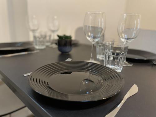 une assiette assise sur une table avec des verres dans l'établissement Saphir, Hyper centre ville au calme au fond d'une impasse, à Caen