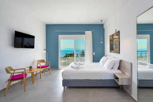 una camera d'albergo con letto, tavolo e sedie di Casa Manolesos a Chorafakia