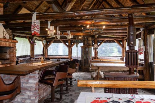 un comedor con una mesa larga y sillas en Cabana Patru Brazi en Stana de Vale