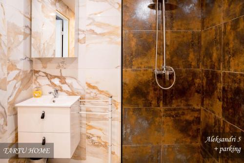 a bathroom with a shower and a sink at City Center Turu str apartments, parking, Tartu Home in Tartu