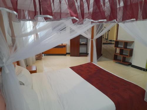 Un pat sau paturi într-o cameră la Villa Martis Kakamega