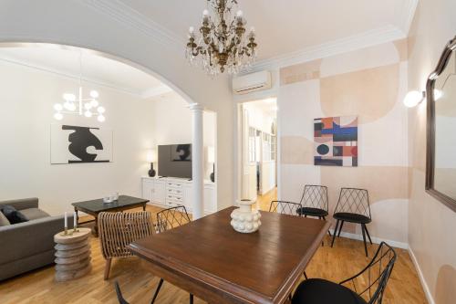 uma sala de estar com mesa e cadeiras em Balmes Apartment by Olala Homes em Barcelona