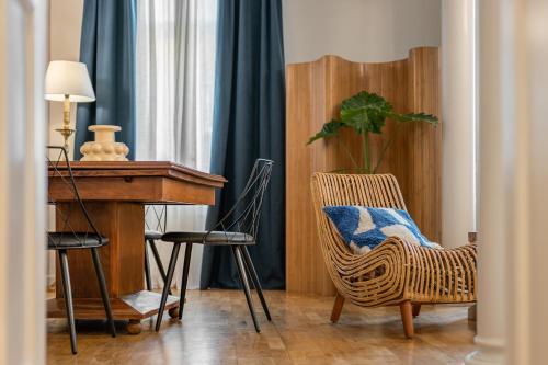 una habitación con un escritorio, una silla y una mesa en Balmes Apartment by Olala Homes, en Barcelona