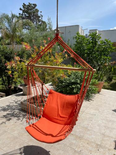 un'amaca arancione seduta su un patio di B&B Anirè a Taranto