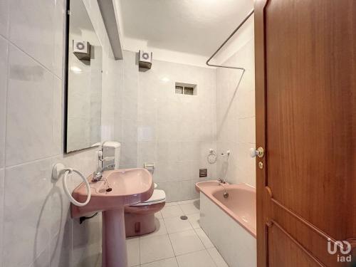 a bathroom with a sink and a toilet and a tub at T2 ideal para descansar e com Espanha ao lado in Vila Real de Santo António
