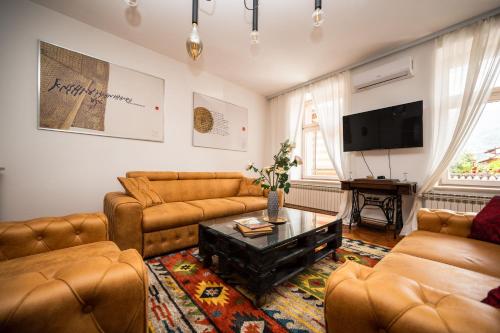 Coin salon dans l'établissement Authentic Design 2BDR Apartment in Old Town