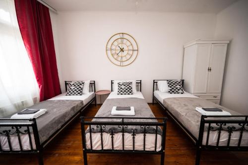 Un ou plusieurs lits dans un hébergement de l'établissement Authentic Design 2BDR Apartment in Old Town