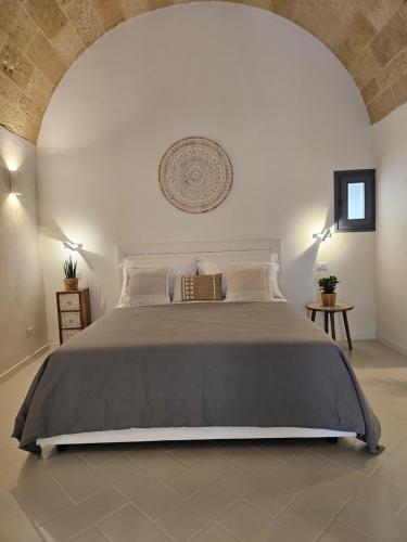 sypialnia z dużym łóżkiem w pokoju w obiekcie Vecchia Mottola Albergo Diffuso w mieście Mottola